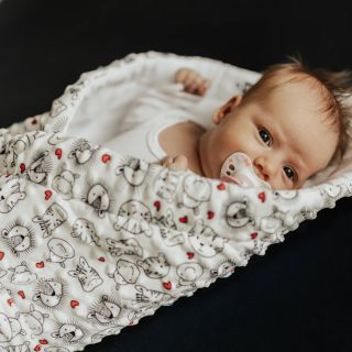 A je tady🤩 nádherná, originální, ZAVINOVAČKA 3v1 od Černá na bílé 🤍🖤 Příjemně měkká, použitelná nejen jako zavinovačka,...