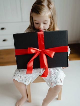 🎁 se vším všudy, to jsme celí my! Vámi vybrané hračky vám můžeme i takto krásně dárkově zabalit rovnou pod vánoční🎄...